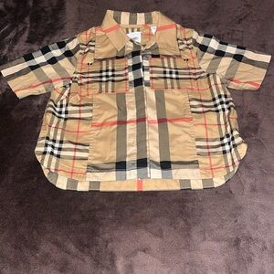 Worn twice Burberry button down shirt a 8y